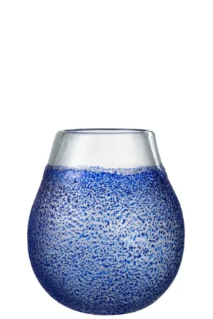 Kaarsenhouder Orkaan Santorini Glas Blauw: een ronde, heldere glazen houder met een blauw gestructureerd oppervlak op het onderste tweederde deel en een gladde, transparante rand, tegen een witte achtergrond.