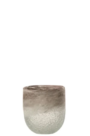 De Kaarsenhouder Orkaan Scavo Glas Grijs Groot is een ronde glazen houder met een structuur die verloopt van helder aan de basis naar rokerig grijs aan de rand, tegen een witte achtergrond.