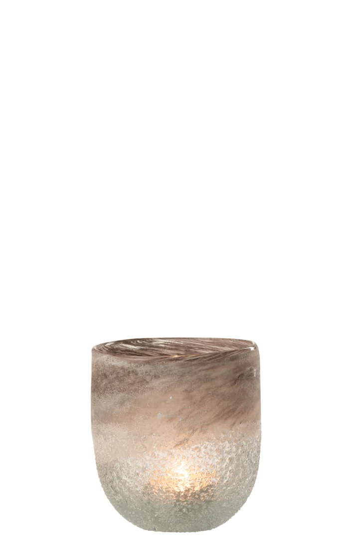 De Kaarsenhouder Orkaan Scavo Glas Grijs Groot is een ronde kandelaar van gestructureerd glas met een grijs gematteerde afwerking, ontworpen om een brandende kaars vast te houden en een zachte, warme gloed te creëren.