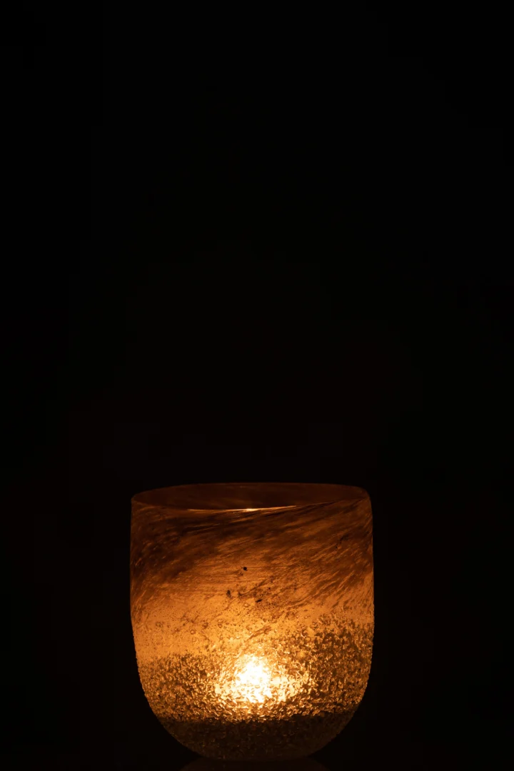 De Kaarsenhouder Orkaan Scavo Glas Grijs Groot werpt een zachte, gouden gloed door het matglas, waardoor elke ruimte zacht wordt verlicht.