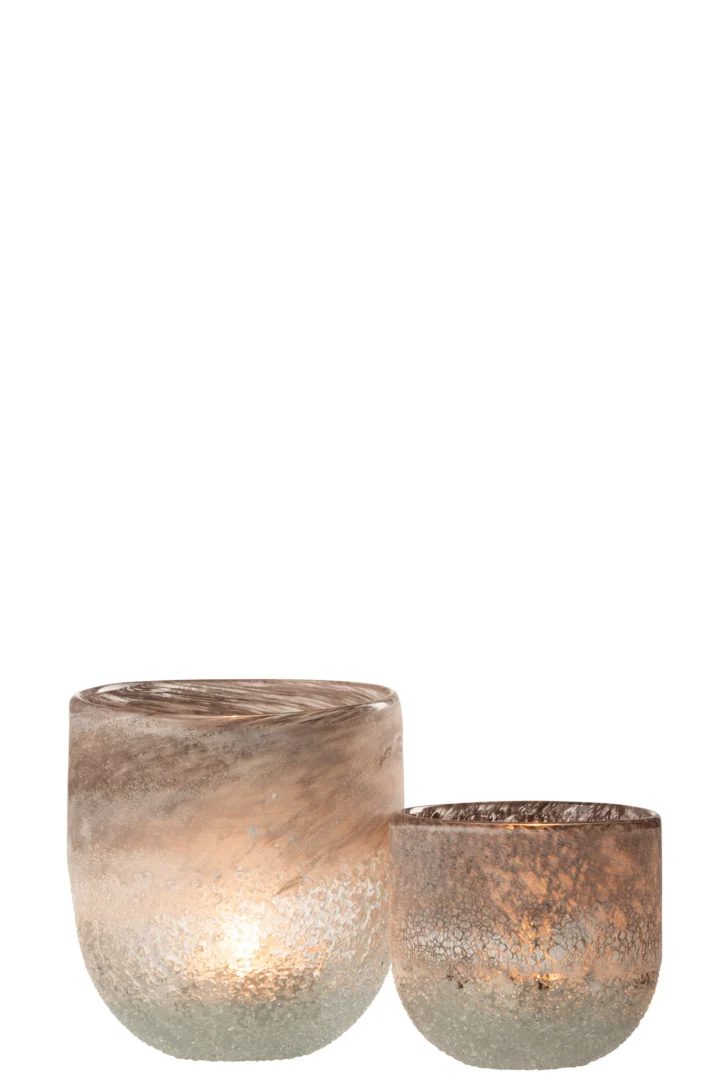 De Kaarsenhouder Orkaan Scavo Glas Grijs Groot is een ronde kandelaar van gestructureerd glas met een matte afwerking, die zorgt voor een warme gloed bij kaarslicht.