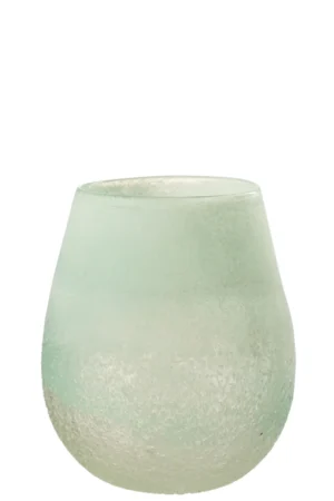 De Kaarsenhouder Orkaan Scavo Glas Aqua Groot is een matte, gestructureerde, ronde glazen beker met een subtiele groene tint, tegen een effen witte achtergrond.
