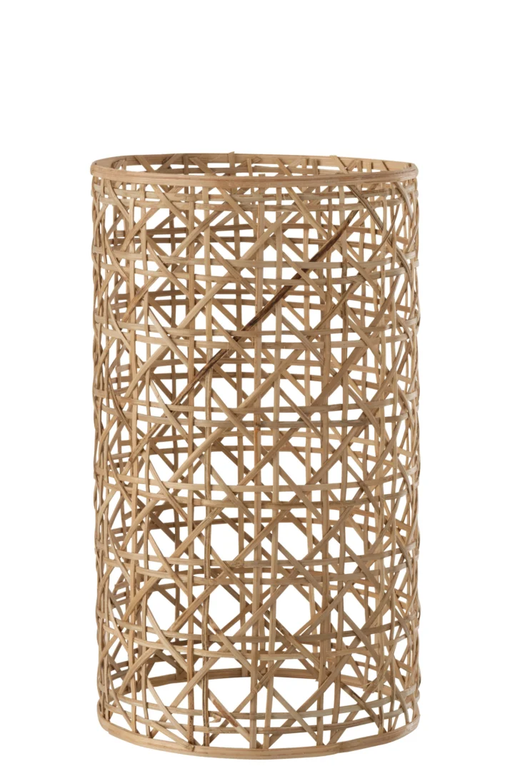 De Kaarsenhouder Orkaan Candice Glas Riet Natuurlijk Groot is een grote cilindervormige kandelaar gemaakt van naturelkleurig gevlochten rotan met een open, kriskraspatroon en zonder deksel, weergegeven tegen een witte achtergrond.