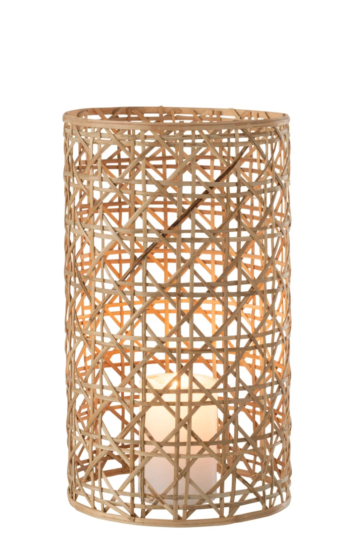 De Kaarsenhouder Orkaan Candice Glas Riet Natuurlijk Groot is een grote cilindrische kandelaar gemaakt van gevlochten natuurlijk rotan in een geometrisch patroon, die een warm brandende witte kaars laat zien door het open rasterontwerp.
