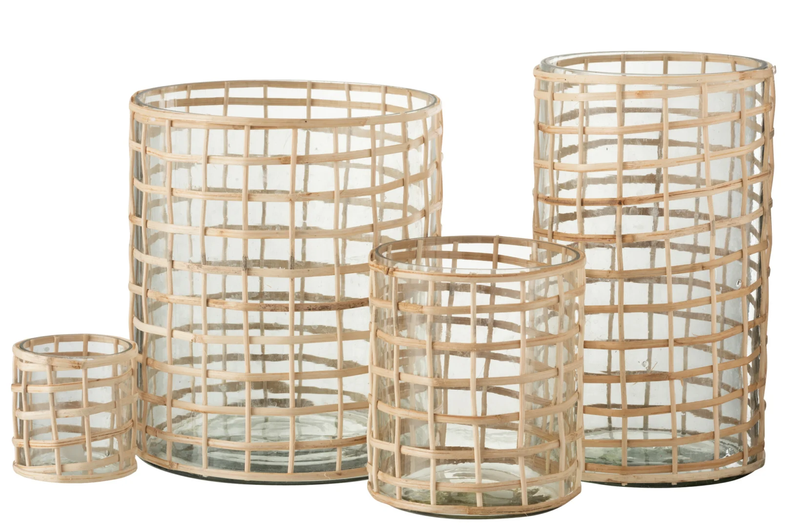 De Kaarsenhouder Orkaan Violet Glas Riet Groot heeft een glazen kandelaar in een lichte mand van rotan met rasterpatroon, prachtig weergegeven tegen een witte achtergrond.