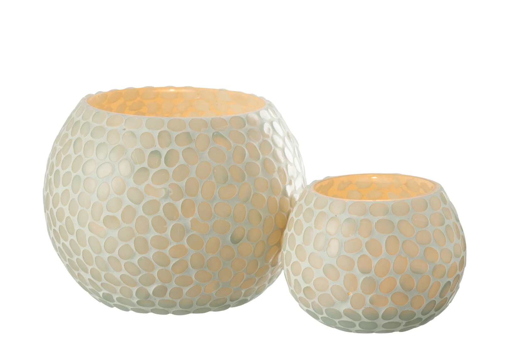 Theelichthouder Orb Glas Wit Aqua Groot, een ronde crèmekleurige glazen kandelaar met een verhoogde kiezeltextuur, wordt getoond op een witte achtergrond naast zijn kleinere tegenhanger.