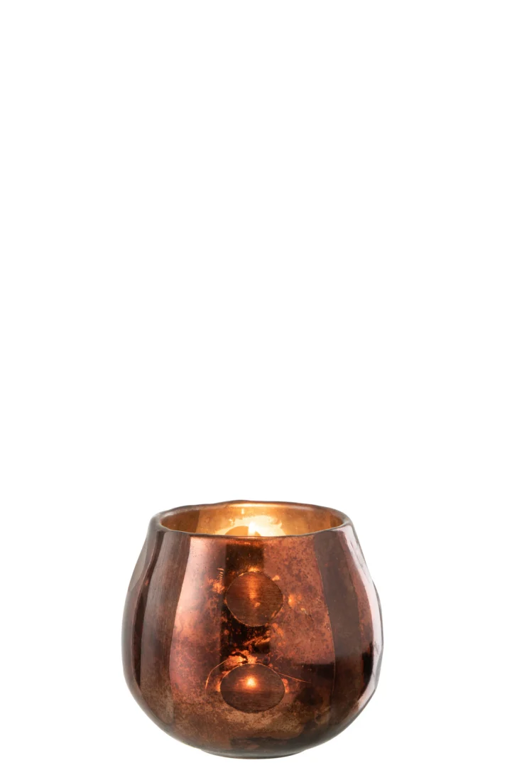 Een brandende kaars in de Theelichthouder Kokos Glas Bruin, een ronde bronzen glazen houder met een reflecterend, licht gestructureerd oppervlak, staat tegen een effen witte achtergrond.