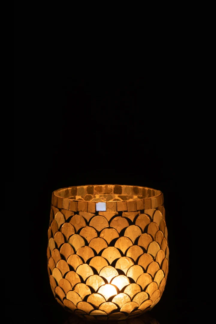De Kaarsenhouder Orkaan Mozaïekglas Wit Lichtgeel Medium straalt warm in zijn ronde, geschulpte houder met goudpatroon tegen een zwarte achtergrond.