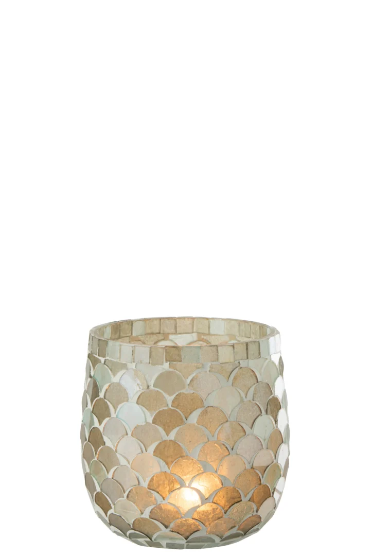 De Kaarsenhouder Orkaan Mozaïekglas Aqua Medium heeft een brandende kaars in een ronde glazen houder met een iriserend, geschulpte mozaïek vis-schaal ontwerp, tegen een effen witte achtergrond.