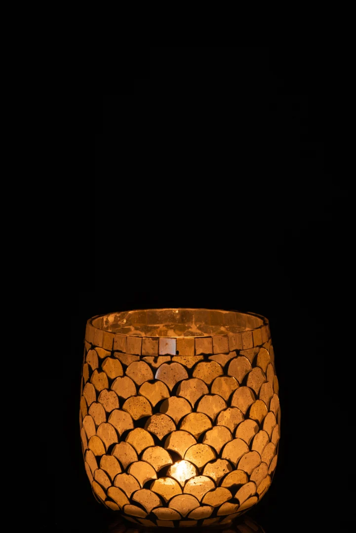 Het Kaarsenhouder Orkaan Mozaïekglas Aqua Medium straalt warm in zijn decoratieve glazen houder met een gouden, geschulpte patroon tegen een zwarte achtergrond.