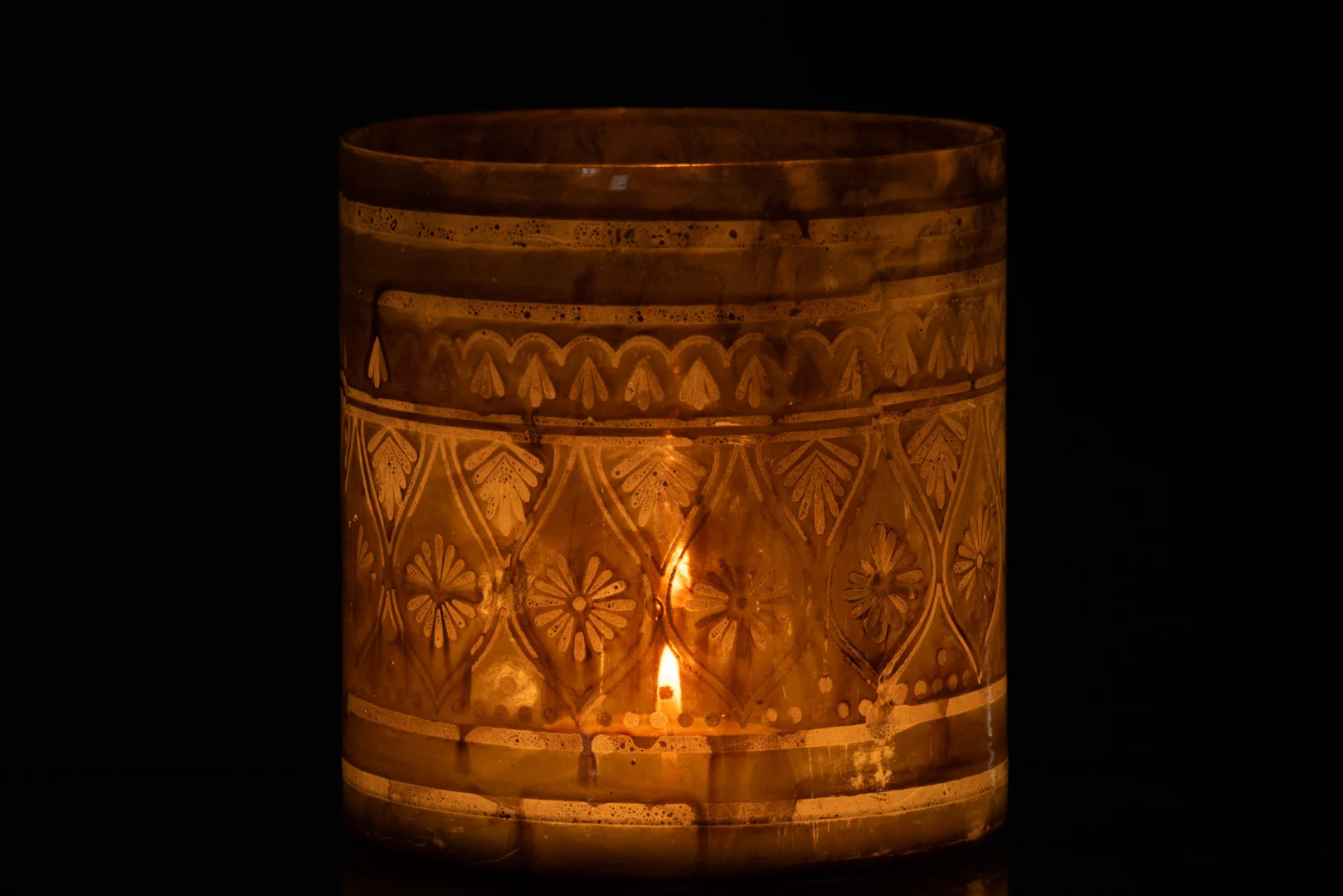 De Kaarsenhouder Orkaan Oosters Glas Aqua Groot is een grote, decoratieve glazen kandelaar met geëtste bloem- en geometrische patronen, die warm opgloeit als hij brandt, perfect om een gezellige sfeer te creëren.