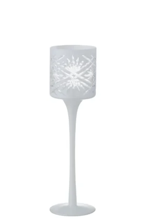 Theelichthouder Op Voet Santorini Glas Wit Klein is een hoge witte kandelaar met een brede voet en matglazen bovenkant, voorzien van een geëtst sneeuwvlokontwerp en van binnenuit verlicht.