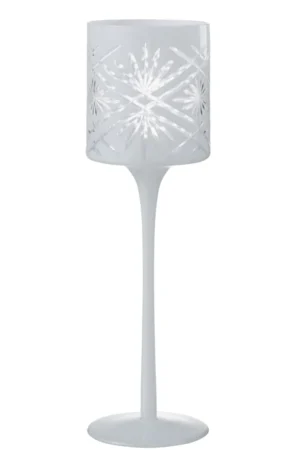 Theelichthouder Op Voet Santorini Glas Wit Groot: een hoge, witte kandelaar met een matglazen bovenkant geëtst met een sneeuwvlokpatroon, zachtjes gloeiend van binnenuit.