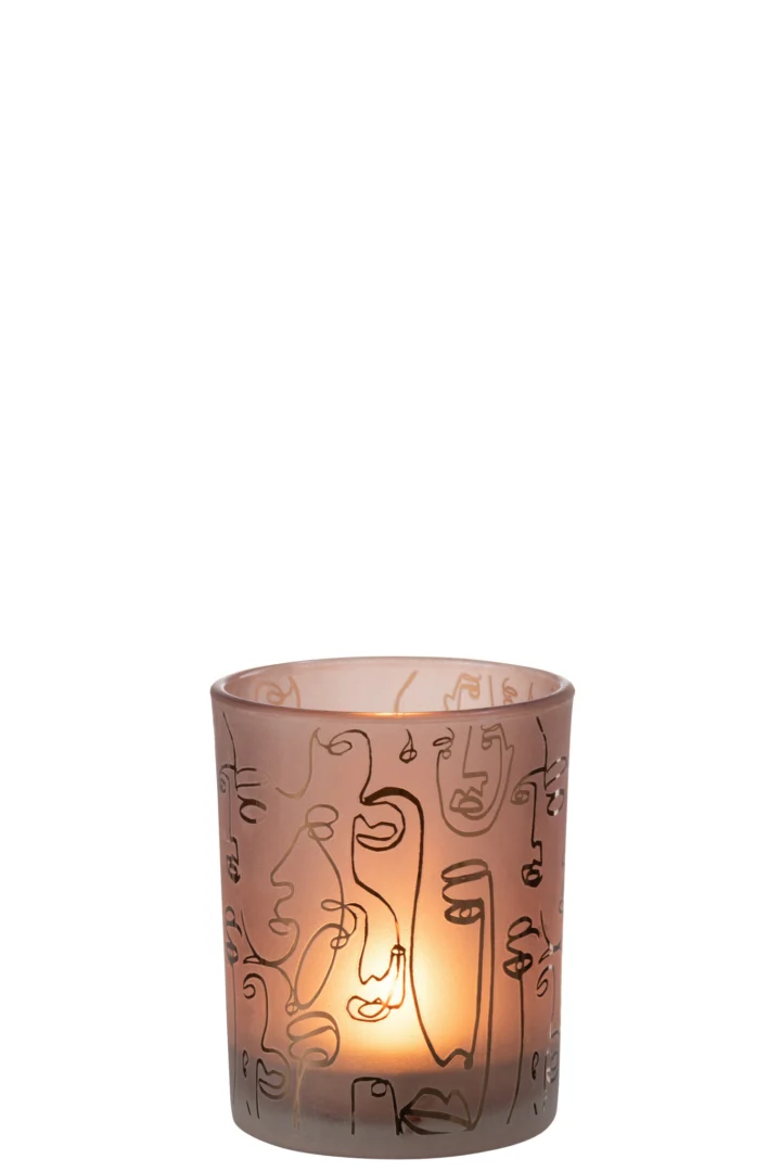 De Kaarsenhouder Orkaan Glas Terracotta Vrolijke Gezichten Medium is een bruine glazen kandelaar met abstracte lijnkunstgezichten, ontworpen om een brandende kaars vast te houden en een warme, uitnodigende gloed te creëren.