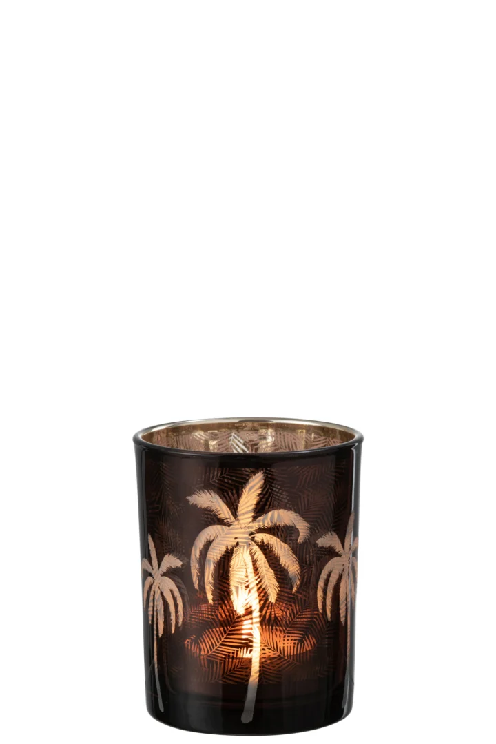De Orkaan Palmboomglas Bruin Medium is een kandelaar van donker glas met verlichte palmboommotieven die een warme gloed werpen door de geëtste patronen.
