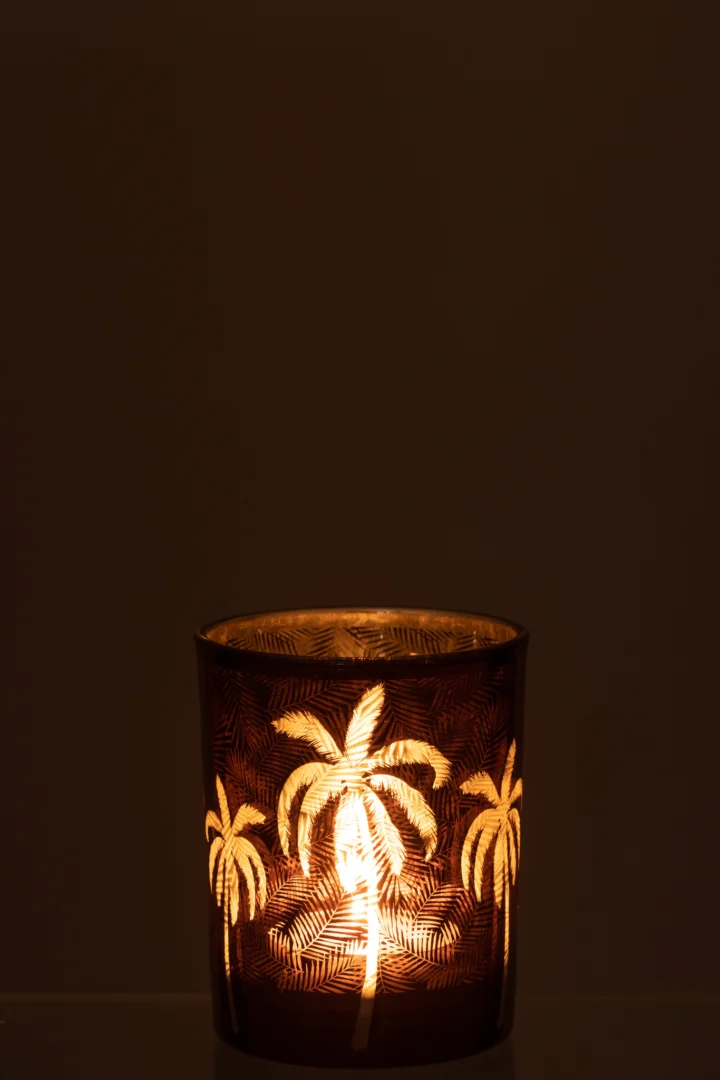 De Orkaan Palmboomglas Bruin Medium is een kandelaar van donker glas met verlichte palmboommotieven, die in elke omgeving een warme gloed werpen.