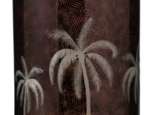 De Kaarsenhouder Orkaan Palmboom Glas Bruin XL is een kandelaar van donker glas met geëtste palmboom- en bladmotieven over het hele oppervlak.