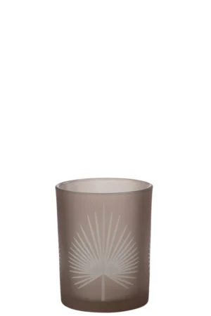 De Kaarsenhouder Orkaan Palmbladglas Beige Medium is een matbruine glazen kandelaar met een geëtst palmbladerenontwerp op de voorkant, tegen een witte achtergrond.