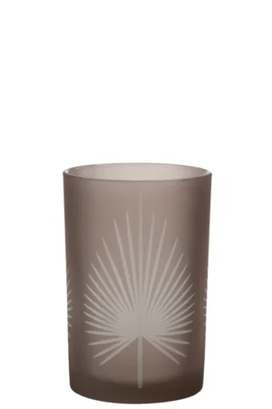 De Kaarsenhouder Orkaan Palmblad Glas Beige Groot is een grote beige matglazen kandelaar met een matte afwerking en een geëtst wit palmbladerenontwerp.