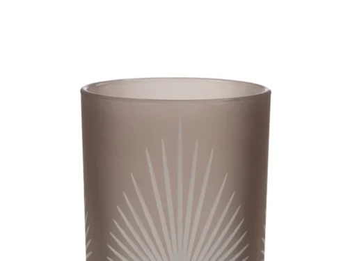 De Kaarsenhouder Orkaan Palmblad Glas Beige Groot is een grote beige matglazen kandelaar met een matte afwerking en een geëtst wit palmbladerenontwerp.