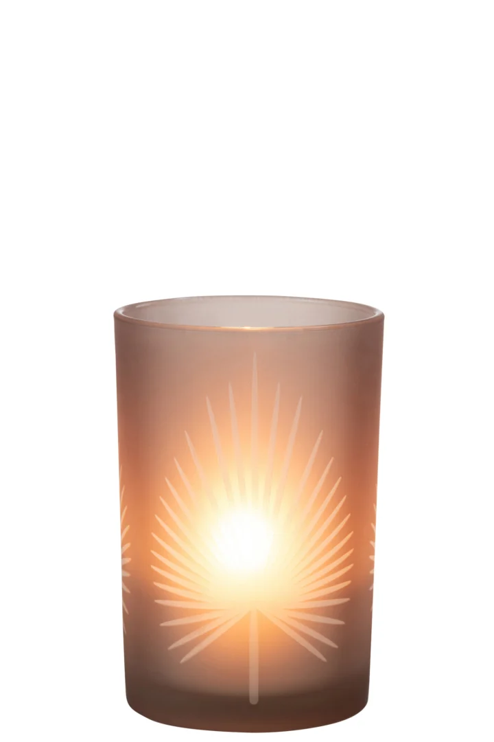 De Kaarsenhouder Orkaan Palmblad Glas Beige Groot is een brandende kaars in een matglazen houder met een palmbladmotief, die warm opgloeit en het patroon zacht verlicht.