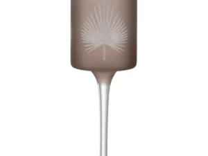 Theelichthouder Op Voet Palmblad Glas Beige Klein: een kleine kandelaar met een beige matglazen schaal met een geëtst palmbladerenontwerp, op een heldere slanke steel en voet, afgebeeld tegen een witte achtergrond.
