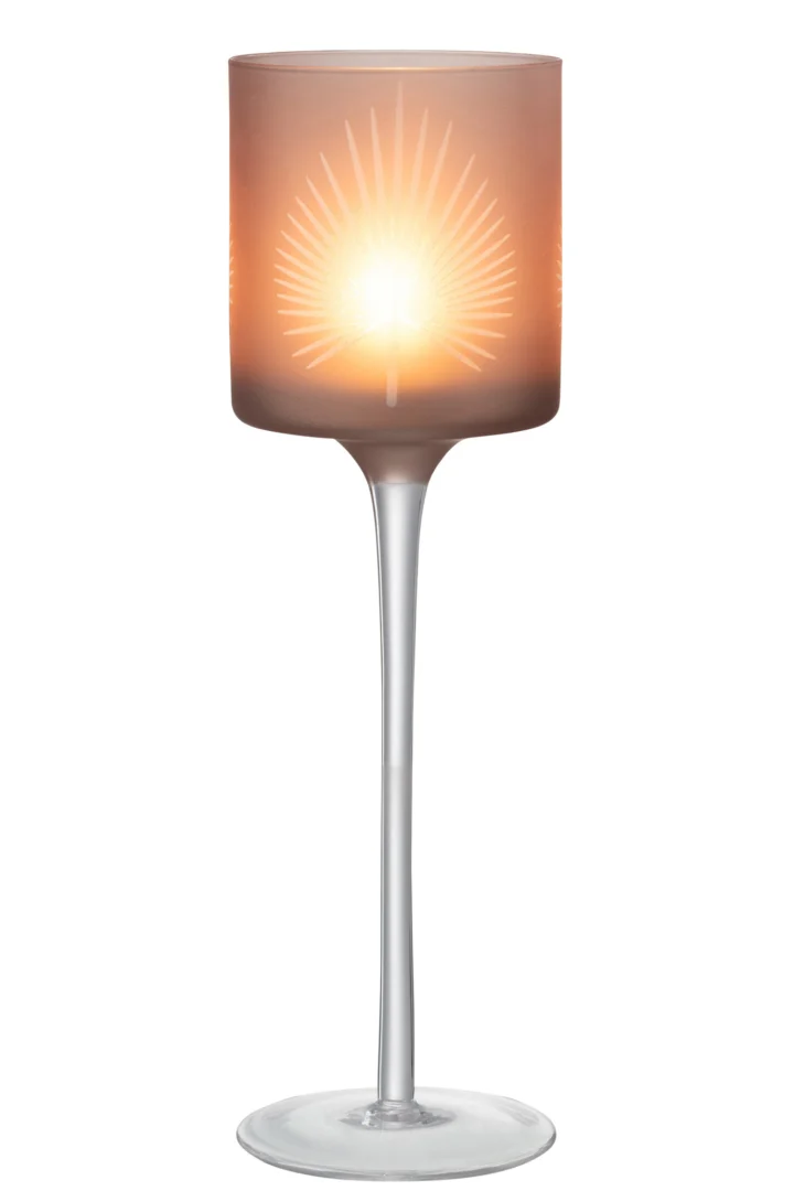 Theelichthouder Op Voet Palmblad Glas Beige Groot is een hoge, elegante glazen kandelaar met een beige palmbladerenpatroon, die een warme gloed creëert wanneer hij aangestoken wordt.