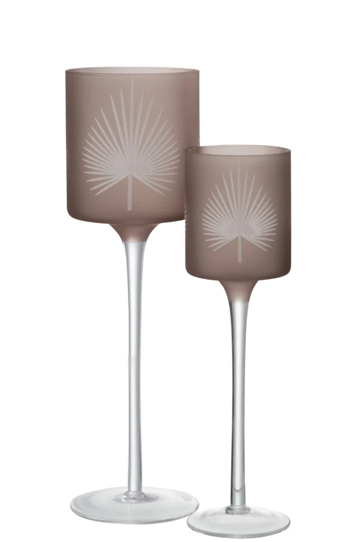 Twee beige glazen kandelaars, "Theelichthouder Op Voet Palmblad Glas Beige Groot," hebben geëtste palmbladmotieven op lange stelen. Eén houder is langer en beide staan naast elkaar tegen een witte achtergrond.