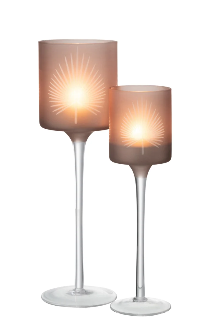 Theelichthouder Op Voet Palmblad Glas Beige Groot is een decoratieve kandelaar met een lange, heldere steel en een matglazen beker met een gloeiende kaars die een palmbladpatroon benadrukt. Door het elegante ontwerp valt hij op als hoog middelpunt.