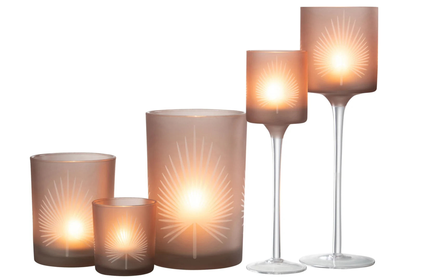 De Theelichthouder Op Voet Palmblad Glas Beige Groot is een grote beige glazen kandelaar met een palmbladontwerp, perfect om een gezellige en elegante sfeer te creëren wanneer hij aangestoken wordt.