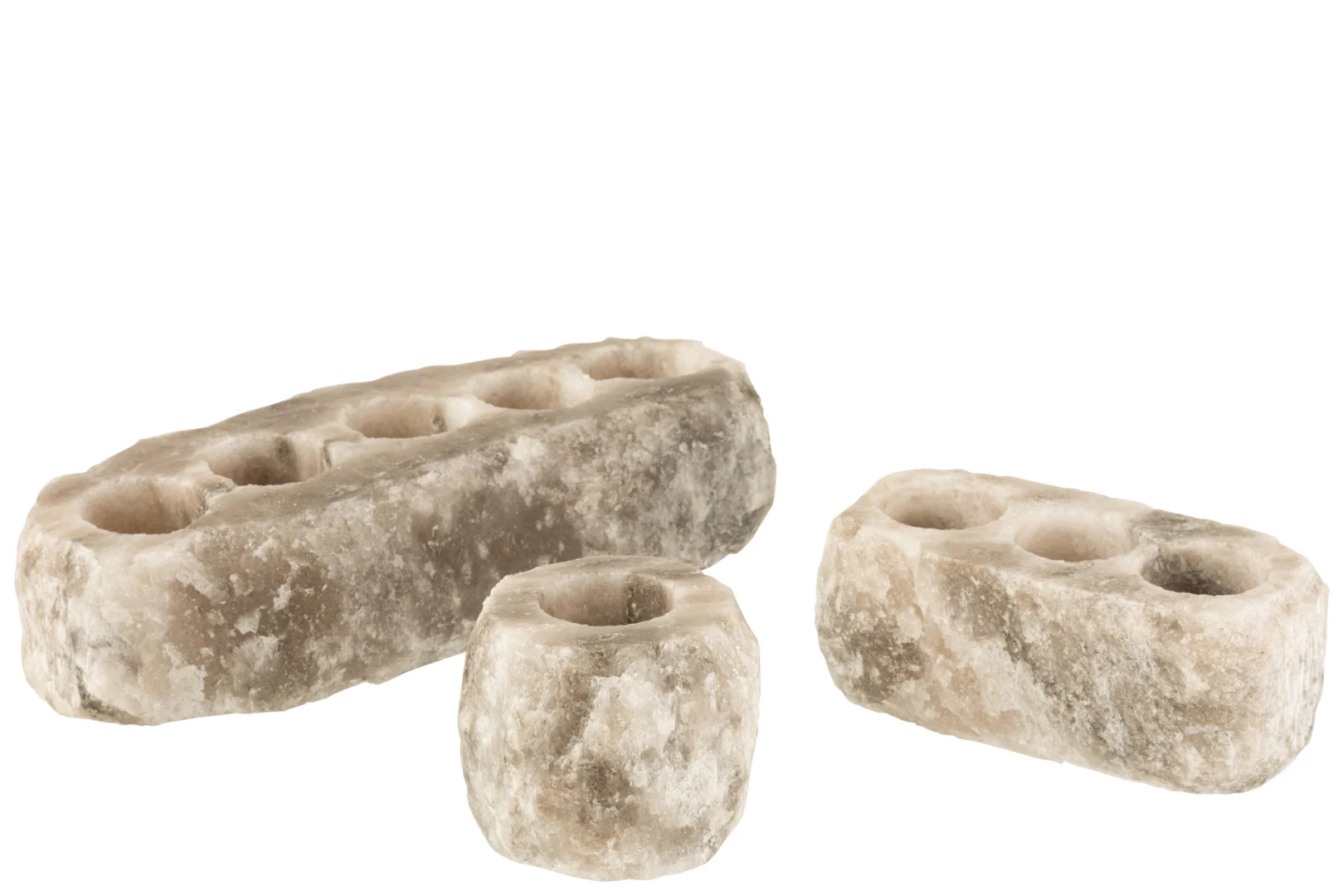 Drie ruwe, rechthoekige en cilindervormige Kaarsenhouder Ruwe Zoutsteen Grijs kandelaars met meerdere ronde gaten zijn gerangschikt op een witte achtergrond. De natuurlijke zoutstenen hebben een ongepolijste textuur en een licht bruingrijze kleur.