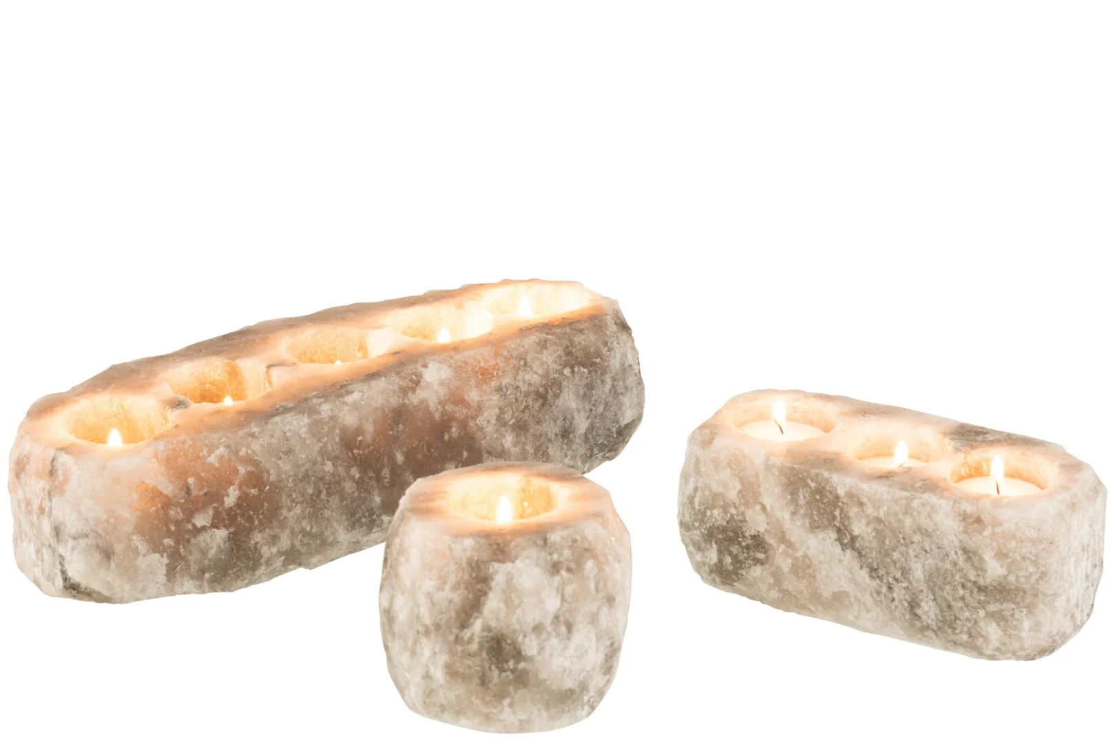 Drie verlichte Kaarsenhouder Ruwe Zoutsteen Grijs kandelaars van verschillende grootte en vorm staan op een witte achtergrond, elk met een kleine kaars die een warme, zachte gloed uitstraalt.