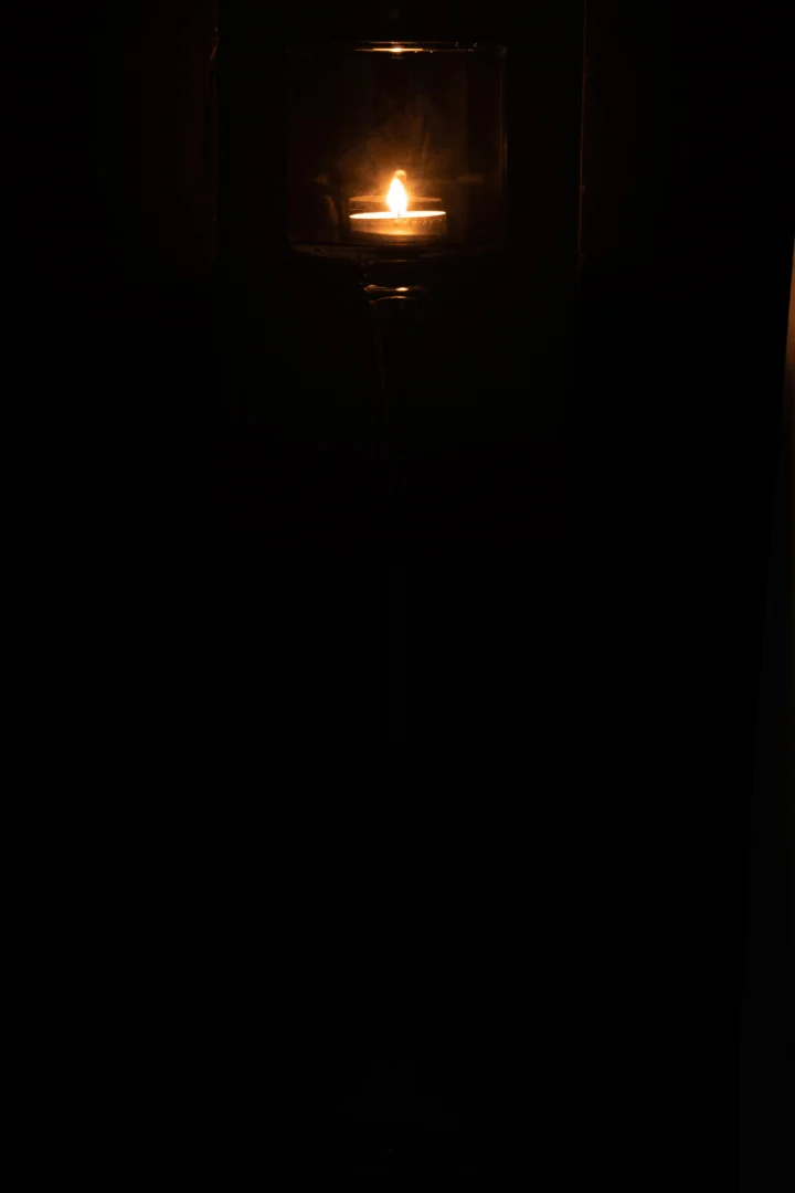 De Orkaan Te Voet Glas Transparant Groot werpt een zachte, warme gloed in de duisternis en verlicht de ruimte met zacht kaarslicht.