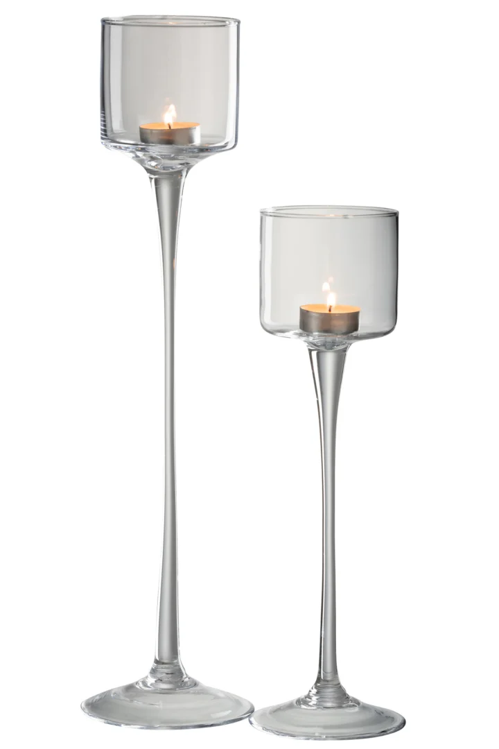 De Orkaan Te Voet Glas Transparant Groot is een kaarsenhouder van helder glas met een hoge, slanke steel en een brede, ronde voet, perfect voor het uitstallen van een brandende waxinelichtje.