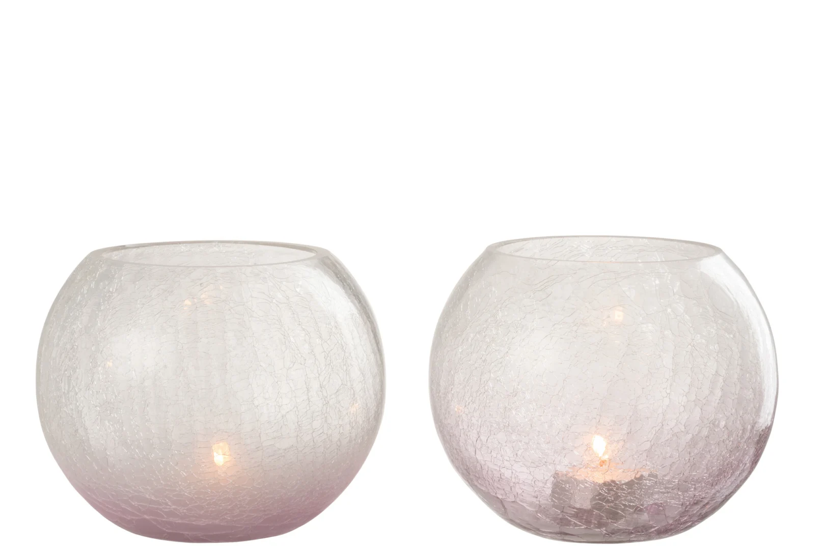 De Kaarsenhouder Orkaan Orb Craquelure Glas Paars Set 2 heeft twee paarse, ronde kandelaars van gebarsten glas, elk met een brandende kaars erin, die een zachte, warme gloed door het getextureerde glas werpt.