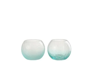 De Kaarsenhouder Orkaan Orb Craquelure Glas Blauw Set 2 bestaat uit twee ronde, gestructureerde glazen kandelaars met een blauwgroene tint die naast elkaar staan op een witte achtergrond.