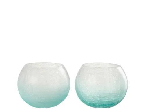 De Kaarsenhouder Orkaan Orb Craquelure Glas Blauw Set 2 bestaat uit twee ronde, korte houders met een gebarsten textuur en een blauw-naar-helder verloop, naast elkaar weergegeven op een witte achtergrond.