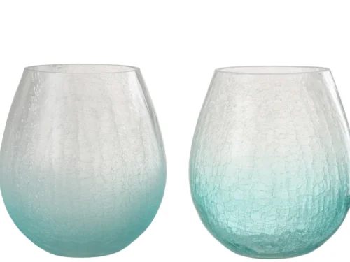 Set van 2 kleine blauwe craquelé glazen met een eivorm en orkaanpatroon. Deze bekers hebben een lichtblauw kleurverloop aan de onderkant, een rond ontwerp en lopen naar de bovenkant toe langzaam taps toe.