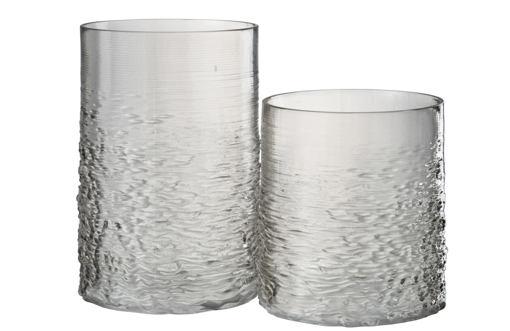 De Kaarsenhouder Orkaan Zeeglas Grijs Groot is een hoge, heldere glazen vaas met een gestructureerd, golvend patroon op de onderste helft en een gladde cilindrische vorm.