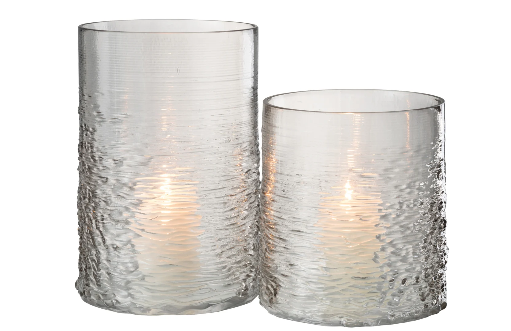 De Kaarsenhouder Orkaan Zeeglas Grijs Groot is een glazen kandelaar met textuur. Het grijze glas met patroon gloeit zacht op bij het licht van een kaars.