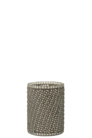 Het Orkaan Lichtpatroon Glas Grijs is een cilindervormige grijze pennenhouder met een verhoogd geometrisch bladpatroon en een witte mozaïekrand rond de bovenrand, tegen een effen witte achtergrond.