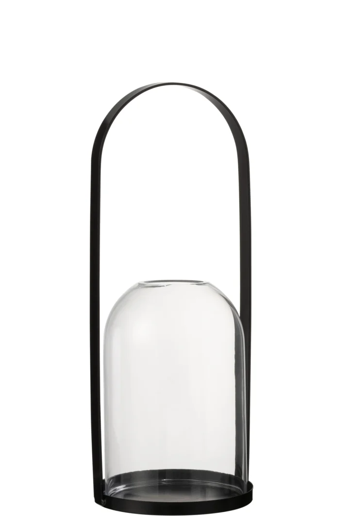 De Kaarsenhouder Orkaan Half Rond Metaal Glas Zwart Groot heeft een modern zwart metalen frame met een heldere glazen koepel op een ronde zwarte basis. Het frame buigt omhoog, waardoor er een handgreepachtige curve boven het glas ontstaat.