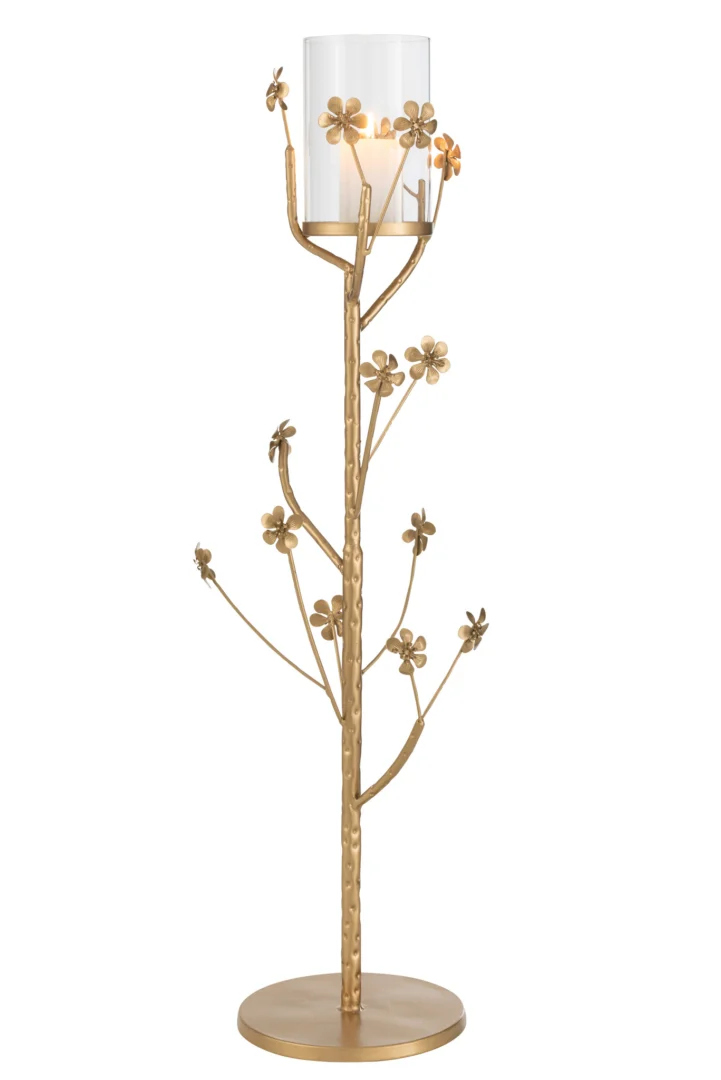 De Kaarsenhouder Vloer Metaal Goud Groot is een goudkleurige metalen vloer kandelaar met een ontwerp van een boomtak met gouden bloemen en een heldere cilindrische glazen kap aan de bovenkant.