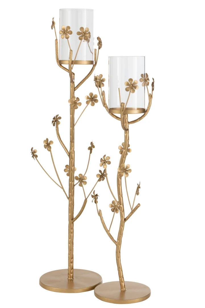De Kaarsenhouder Vloer Metaal Goud Groot set bestaat uit twee goudmetalen kandelaars met glazen kapjes, met bloesemtakken en bloemendetails op ronde voetstukken; de ene houder is hoger dan de andere.