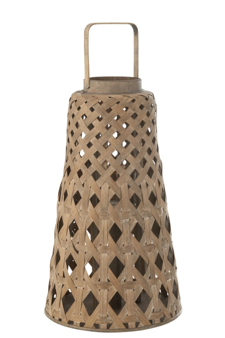 De Lantaarn Bamboe Natuurlijk is een hoge, kegelvormige lantaarn van lichtbruin bamboe, met een handvat aan de bovenkant en kriskras door elkaar lopende traliezijden.