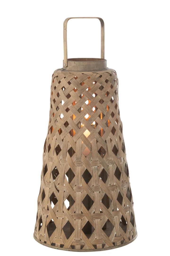 De Lantaarn Bamboe Natuurlijk heeft een geweven bamboe ontwerp met een cilindrische, taps toelopende vorm, een handvat aan de bovenkant en een open kriskraspatroon dat kaarslicht doorlaat.