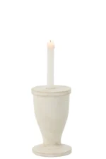 Een gedeeltelijk gesmolten witte kaars met een klein vlammetje staat in de Kaarsenhouder Hout Wit Groot, een eenvoudige rustieke witte houten kandelaar, tegen een effen witte achtergrond.