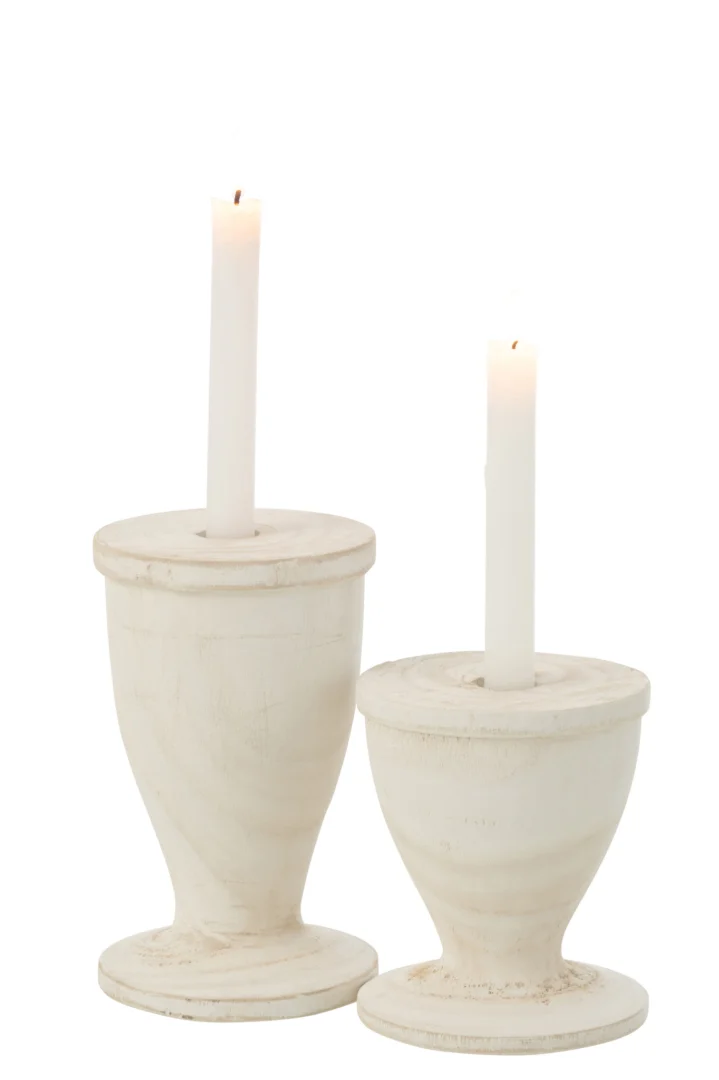 De Kaarsenhouder Hout Wit Groot zijn twee rustieke, verweerde witte houten kandelaars van verschillende hoogte, elk met een brandende witte conische kaars, naast elkaar geplaatst op een effen witte achtergrond.