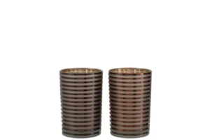Twee Orkaanstrepen Glas Br Medium cilindrische glazen bekers van bruin glas met horizontale strepen staan naast elkaar op een effen witte achtergrond.