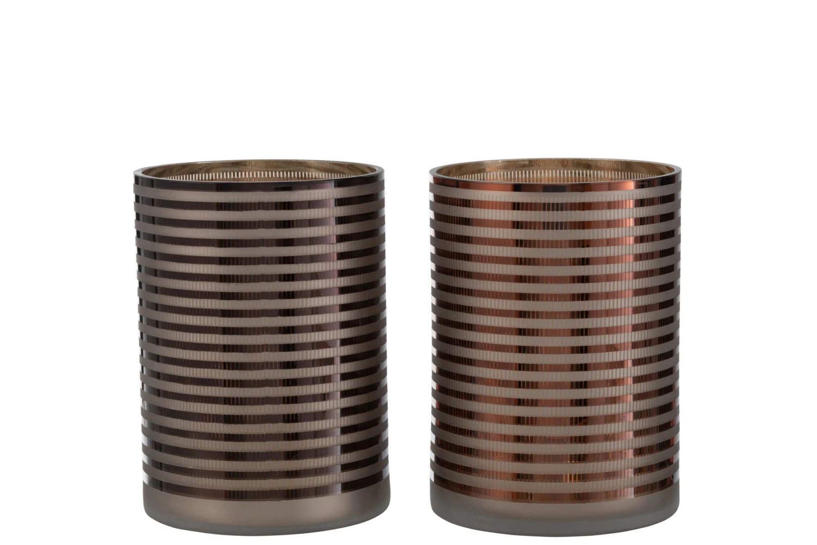 De Kaarsenhouder Orkaan Strepen Glas Bruin Groot is een cilindervormige glazen vaas met horizontale bruine strepen tegen een witte achtergrond.